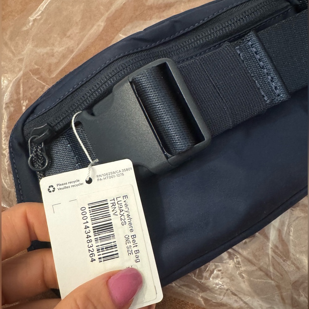 NWT RARE!! University of Michigan x Lululemon Everywhere Belt Bag! - Picture 5 of 8